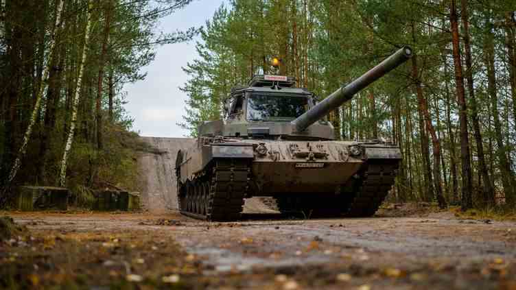 A Slovak soldier drives a Leopard 2 tank in Münster (Germany), November 24, 2022. (PHILIPP SCHULZE / DPA / AFP)