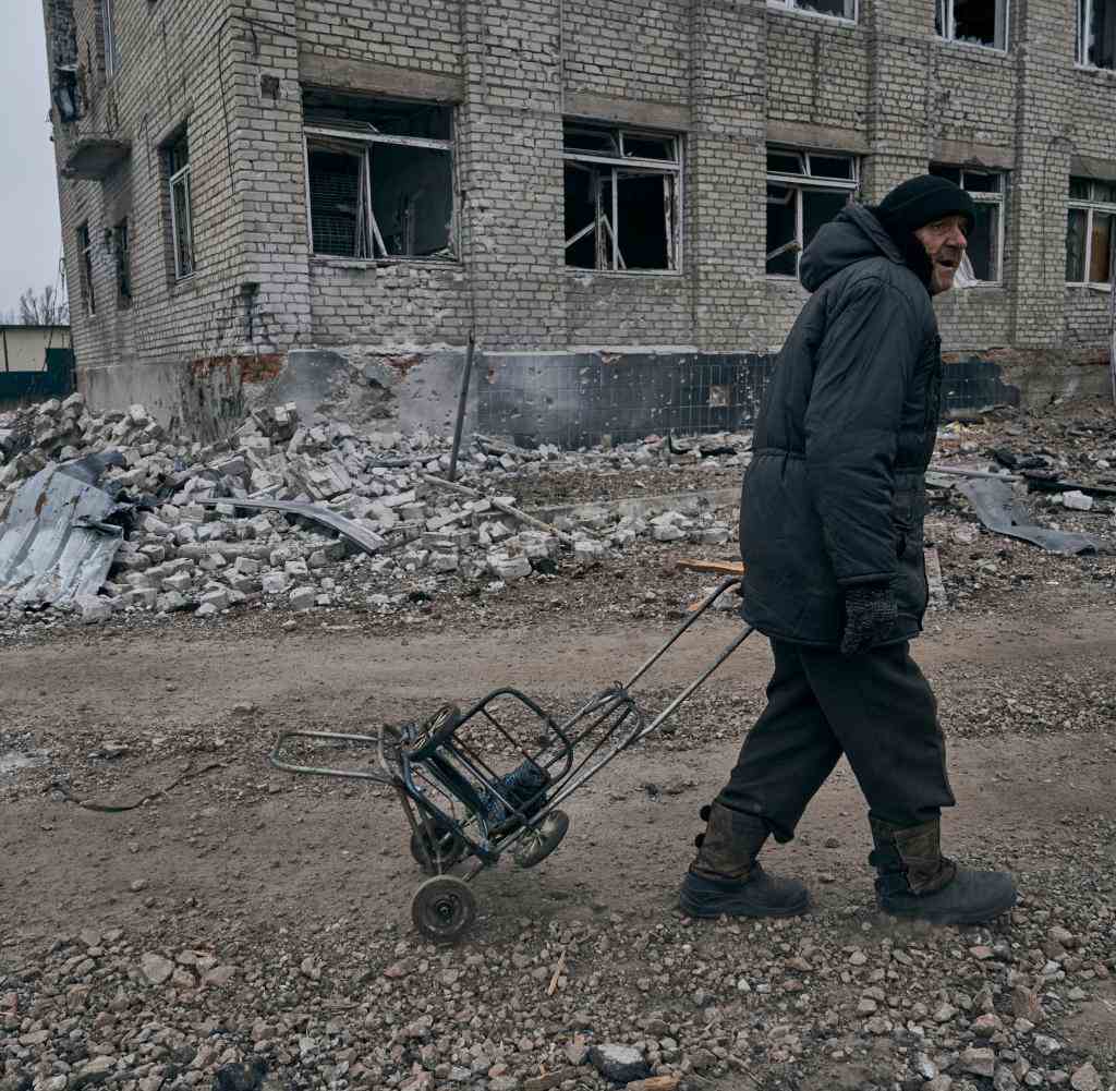 Ein Anwohner geht nach schweren Kämpfen eine Straße in Bachmut entlang. (12.01.2023)