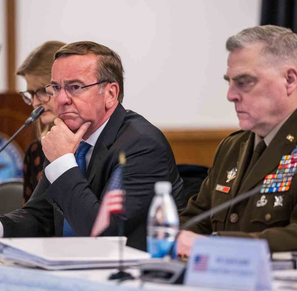 Verteidigungsminister Boris Pistorius und Mark A. Milley, Vorsitzender des Vereinigten Generalstabs der Streitkräfte der Vereinigten Staaten beim NATO-Treffen in Ramstein.