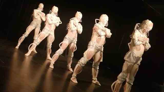 SZ Culture Prize Tassilo: The costumes for the new piece "cardiac arrest" are again elaborately designed and self-made, such as exoskeletons made of flaps, artificial skin, masks with hoses and flexible sleeves.