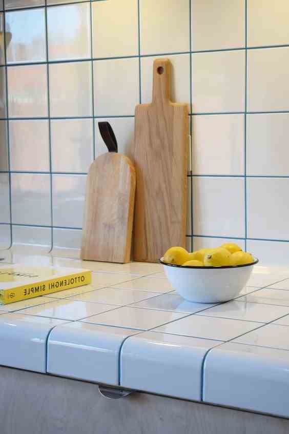 Colored joints to revamp the tiled worktop 