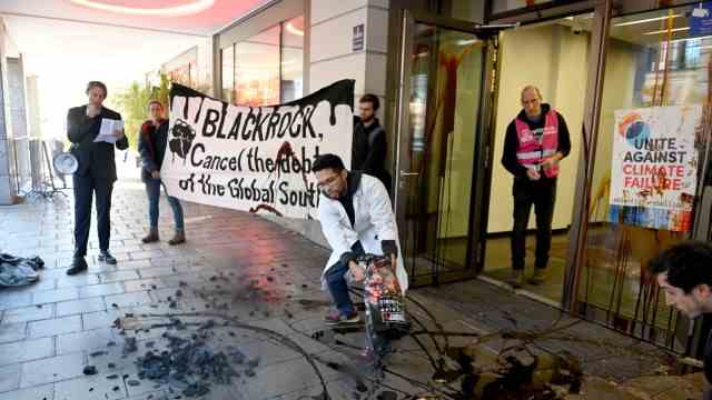 Blockades and trespassing: The investment company Blackrock on Lenbachplatz was also visited by climate activists.
