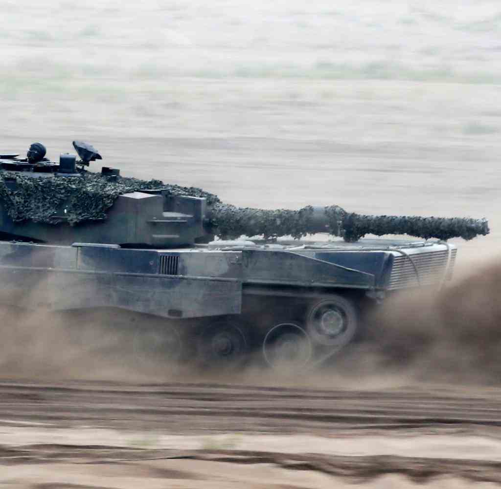 Ein Kampfpanzer vom Typ Leopard 2 bei einer Übung in Polen