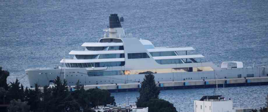 Gregory Salle: "superyachts": The huge yachts of Russian oligarchs had to disappear quickly after the start of sanctions against Russia because of its war of aggression against Ukraine.  the "Solaris"which may belong to Roman Abramovich, is anchored here off Bodrum.