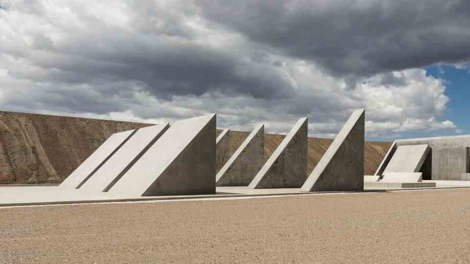 The sculpture "45°, 90°, 180°" by Michael Heizer