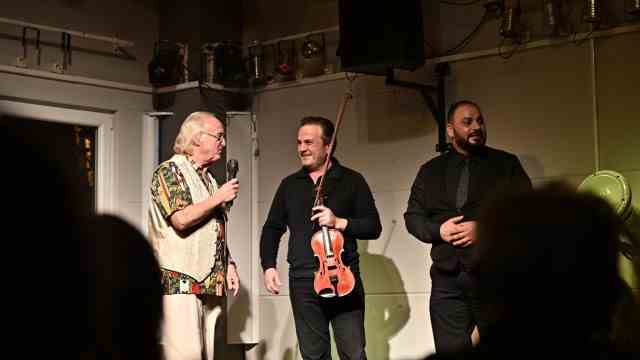 SZ Culture Prize Tassilo: Lothar Bruns moderating the event "Culture on platform 3" with Syrian violinist Yanal Abaza and drummer Mohammed al Toloh (from left).