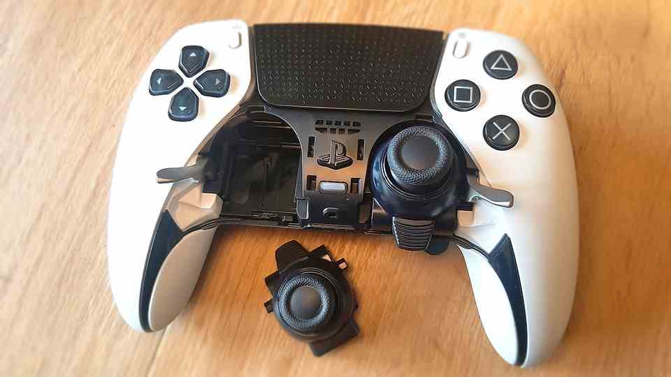 The analog sticks of the DualSense Edge can be completely removed and replaced.