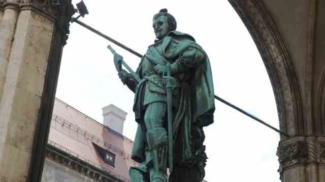 Celebrity tips for Munich: Bronze statue of the general Count von Tilly in the Feldherrnhalle on Odeonsplatz.