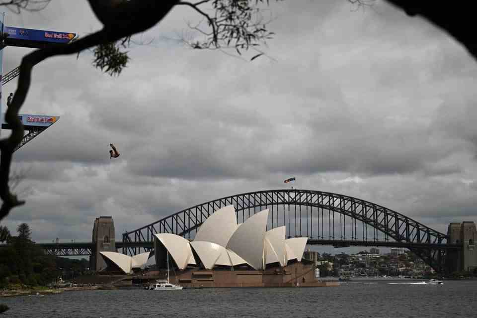 the "Harbor Bridge" with Opera in Sydney.