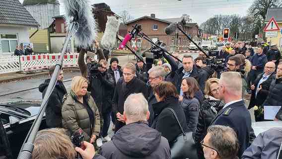 Federal Minister Nancy Faeser (SPD) and Prime Minister Daniel Günther (CDU) are surrounded by journalists in Brokstedt.  © NDR Photo: Carsten Salzwedel