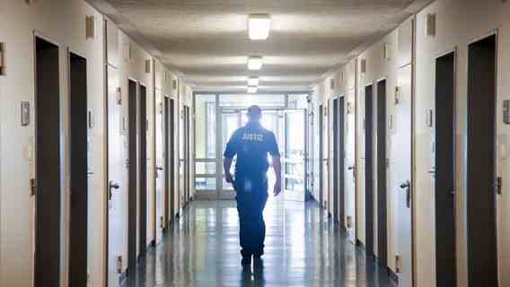 A prison officer walks down a corridor in the Billwerder prison in Hamburg.  © picture alliance/dpa Photo: Ulrich Perrey