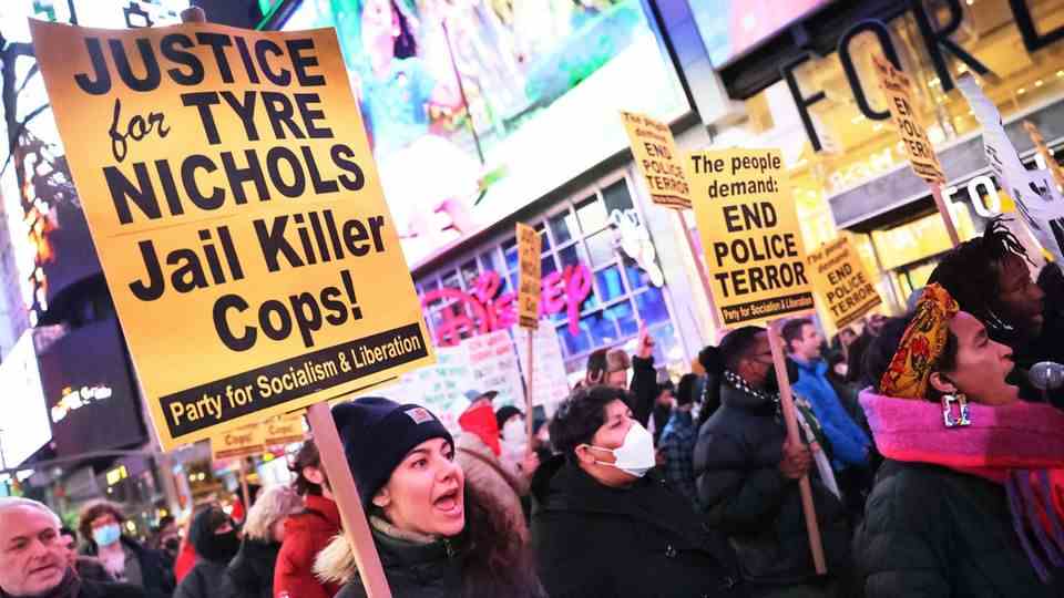After the violent death of Tire Nichols, there were demonstrations in many places in the USA - here is a recording from New York