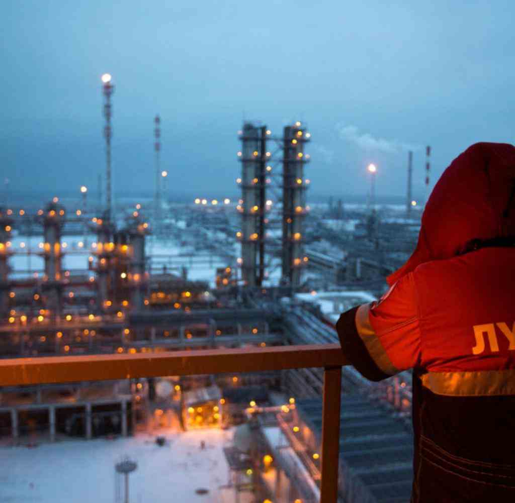 In einer Lukoil-Raffinerie in Novgorod wird aus Öl Diesel gewonnen