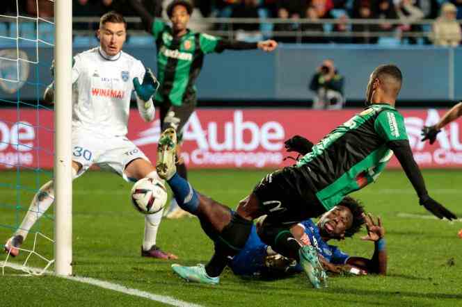 Lensois striker Wesley Said (green and black striped jersey) in the fight in front of the opposing goal, January 28, 2023, in Troyes.