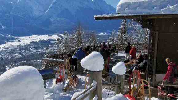 Excursion in the snow: tobogganing at the St. Martinshütte on the Grasberg near Garmisch-Partenkirchen / tobogganing / tobogganing