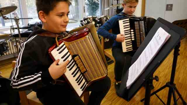 "youth makes music" at the music school in Freising: Xaver Mair from Landshut and Theo Becker (right) from Taufkirchen play the accordion.