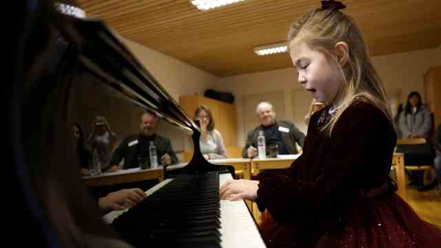 "youth makes music" at the music school in Freising: At just five years old, Emma Marlene Kramm from Moosinning is the youngest participant in front of this jury on the piano.