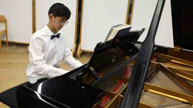 "youth makes music" at the music school in Freising: Jochen Zhiyuan Guan from Wolfersdorf plays at the competition "youth makes music" on the wing.