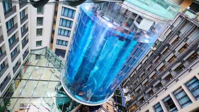 Aquarium in Berlin: In mid-December the Aquadom, a 15 meter high aquarium in a Berlin hotel, burst and a million liters of water spilled out.