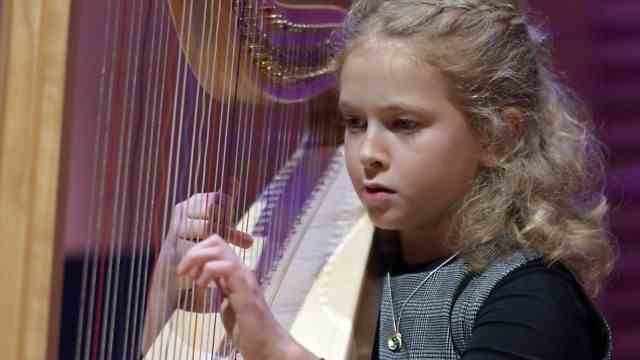 "youth makes music": Practice early: Julia Lederer from Sauerlach is eleven and has been playing the harp for four years.