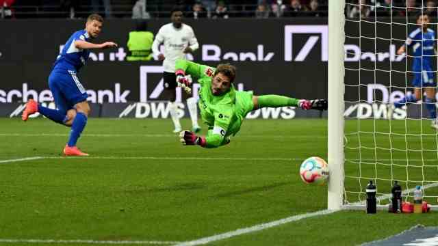 Eintracht climbs to second place: At least three goals prevented: This chance from Simon Terodde also thwarts Frankfurt goalkeeper Kevin Trapp.