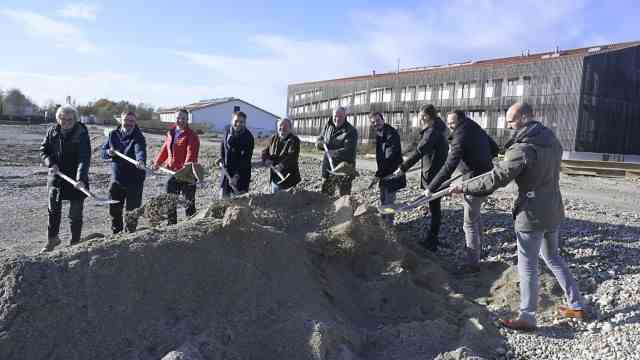 Aschheim: Pleasant appointment: In November, Robert Ertl (third from left) and his fellow mayors from the neighboring municipalities broke ground for the Aschheim school campus.
