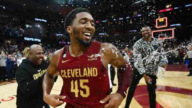 Basketball records in the NBA: Donovan Mitchell was still pounding the field like crazy against the Knicks after 50 minutes of play – first during the game, then while celebrating.