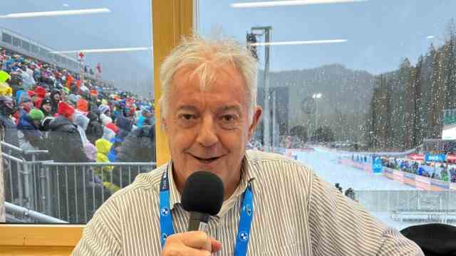 Biathlon: Karlheinz Kas in his commentary booth on Sunday in the Ruhpoldinger Stadium during the women's mass start.