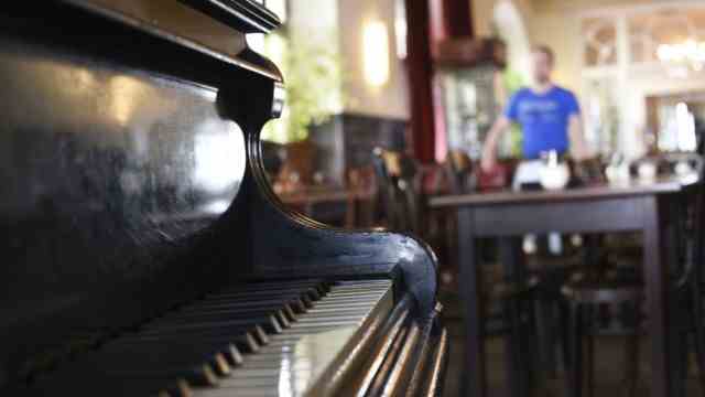 Café tips: There is piano music every day in the café on Beethovenplatz.