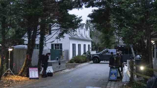 Affair about secret documents: Property with a lot of storage space: FBI officials searched the Bidens' house in Wilmington, Delaware for more than twelve hours.
