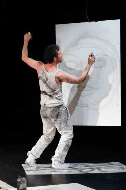 Theater festival: With a paint bucket, brush and surface, works of art are created in front of the eyes of the young audience: the Swiss actor and painter Cedric Pintarelli.