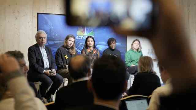 SZ climate column: The four climate activists Thunberg, Nakate, Gualinga and Neubauer (from right to left) together with Fatih Birol, head of the International Energy Agency.