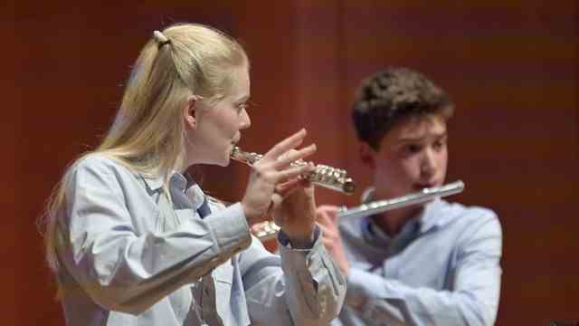 "youth makes music": "Waltz of the Wolves": Dorothea Ulbricht and Lorenzo Giunta from Ottobrunn interrupt their flute playing for animal noises.