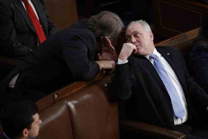 Republican Steve Scalise, seen as a possible alternative to the candidacy of Kevin McCarthy, speaks with his colleague Andy Biggs (elected from Arizona) in the House of Representatives, January 5, 2023. 