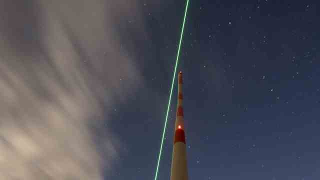Protection against storms: The laser beam of the "flash gun" is oriented in such a way that it comes very close to the top of the tower.