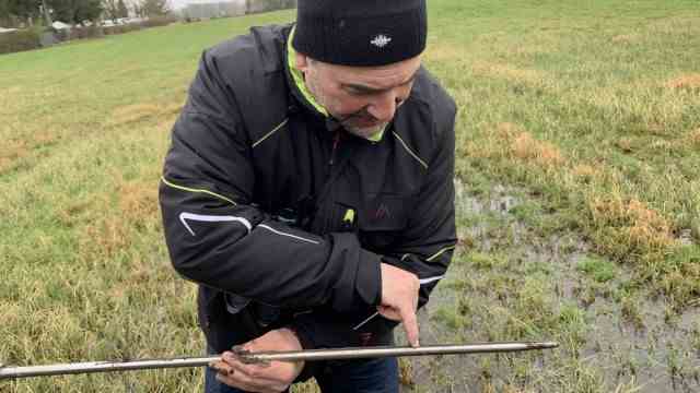 Nature conservation: landscape ecologist Richard Engelschall examined the moor.