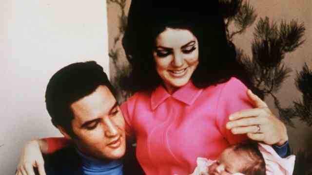 Pop music: Elvis Presley with his wife Priscilla and their daughter Lisa Marie in 1968 in Memphis, Tennessee.