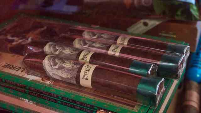 Culture in the district: The passion for Rauchwerk has the podcast "cigar couch" given the name.  The humidor in the corner of the living room has space for up to 400 cigars.