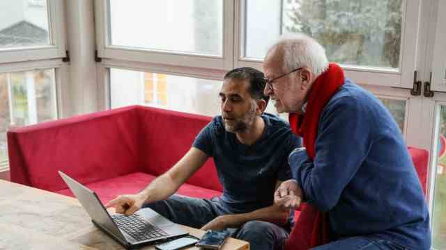 Asylum policy: The 53-year-old Mohammed Al Amiri was an Arabic teacher in Yemen. He is now learning German with YouTube videos in the living room.  His 75-year-old mother also lives in the accommodation.