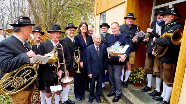 Mourning for Adalbert Mischlewski: Great honor for a great citizen: District Administrator Robert Niedergesäß, the then Mayor of Grafing Angelika Obermayr and even the town band congratulated him on his 100th birthday.