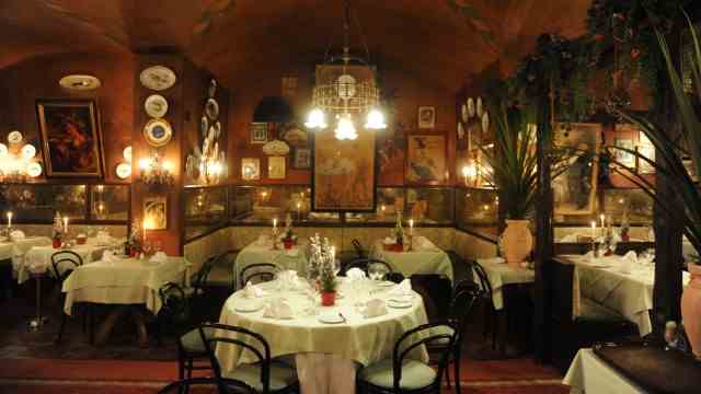 Gastronomy in the old town: The cellar restaurant south of Maximilianstraße specialized in classic French cuisine...