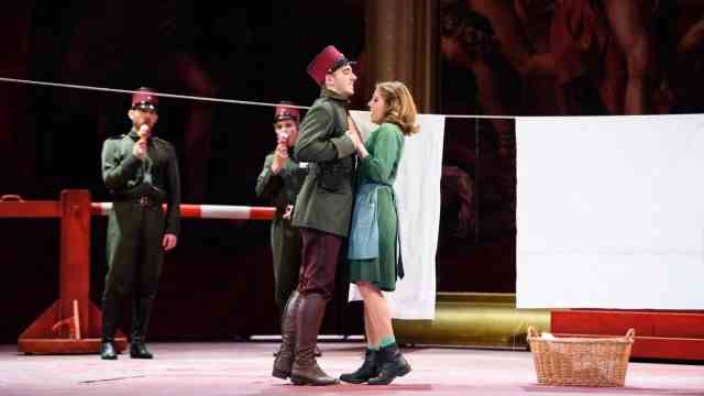 Premiere at the Gärtnerplatztheater: Grenadier Fritz (Matteo Ivan Rašić) loves Wanda (Julia Sturzlbaum), even if the Grand Duchess has more than one eye on him.