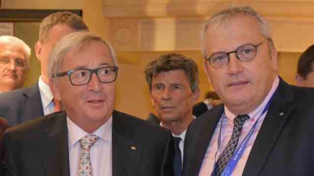 Neubiberg: Michael Jäger also often meets politicians: here in Munich in 2017, the then EU Commission President Jean-Claude Juncker at an awards ceremony.