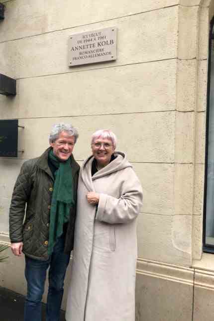 Remembrance: Under the memorial plaque for Annette Kolb in Paris: The German Unesco Ambassador Peter Reuss and Claudia Roth, Minister of State for Culture and Media.