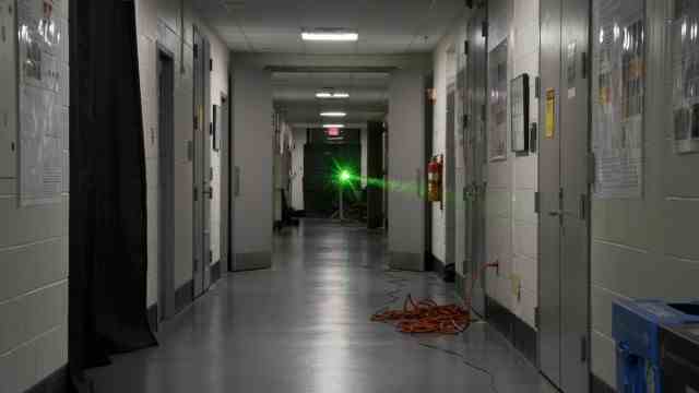 Laser physics: For their laser experiment, the researchers locked a hallway in the university at night.
