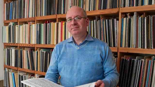 SZ Culture Prize Tassilo: Shelves full of sheet music.  Oliver Triendl not only collects the usual works of piano and orchestral literature, but is also always on the lookout for the unusual.