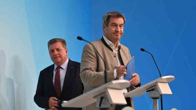 Politics in Bavaria: "Priority for housing at all": Prime Minister Markus Söder (front) and Minister of Construction Christian Bernreiter (both CSU), who took office in February.