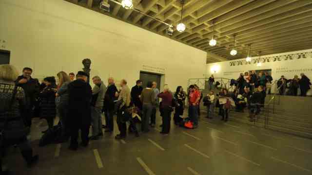 Advance ticket sales for the opera festival: Large crowds in the Freude-Foyer of the Staatsoper: In the past, people stood in line here for the first sale of festival tickets.  This time you can shorten the wait with a program until you are next door at the box office with your number.  The opera canteen will also be open.