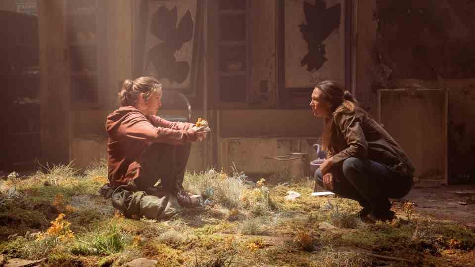 Bella Ramsey as Ellie (left, here with Anna Torv as Tess) in "The Last of Us" a breathtaking performance