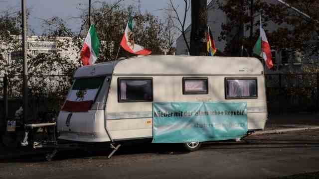 Iran: Activists have set up camp in a caravan in front of the Iranian embassy in Berlin.  During an attack, opponents of the regime were injured there.